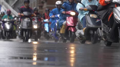 Riding-Scooters-In-Taipei-02