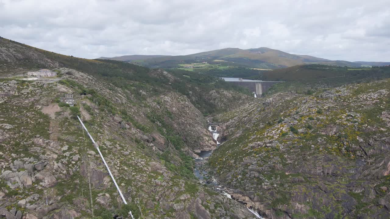 vista aérea de la cascada de ezaro en galicia, españa