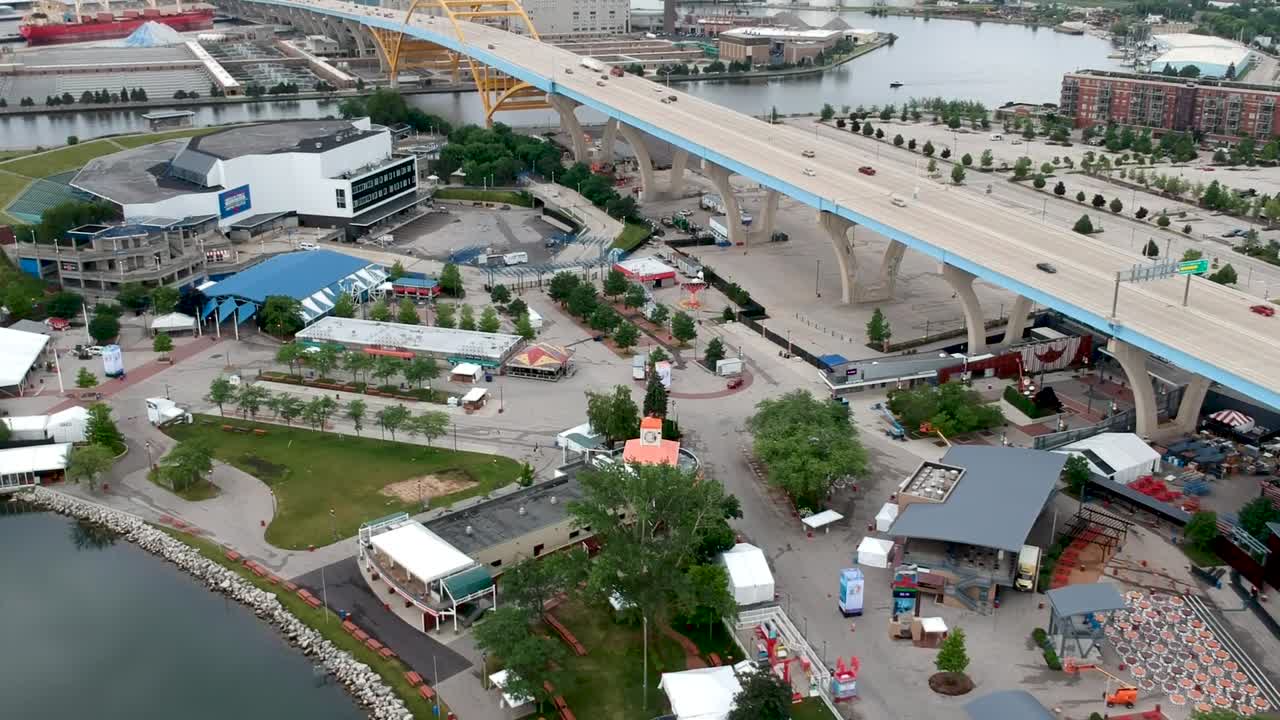 다리 와 강 이 있는 도시 의 공중 사진