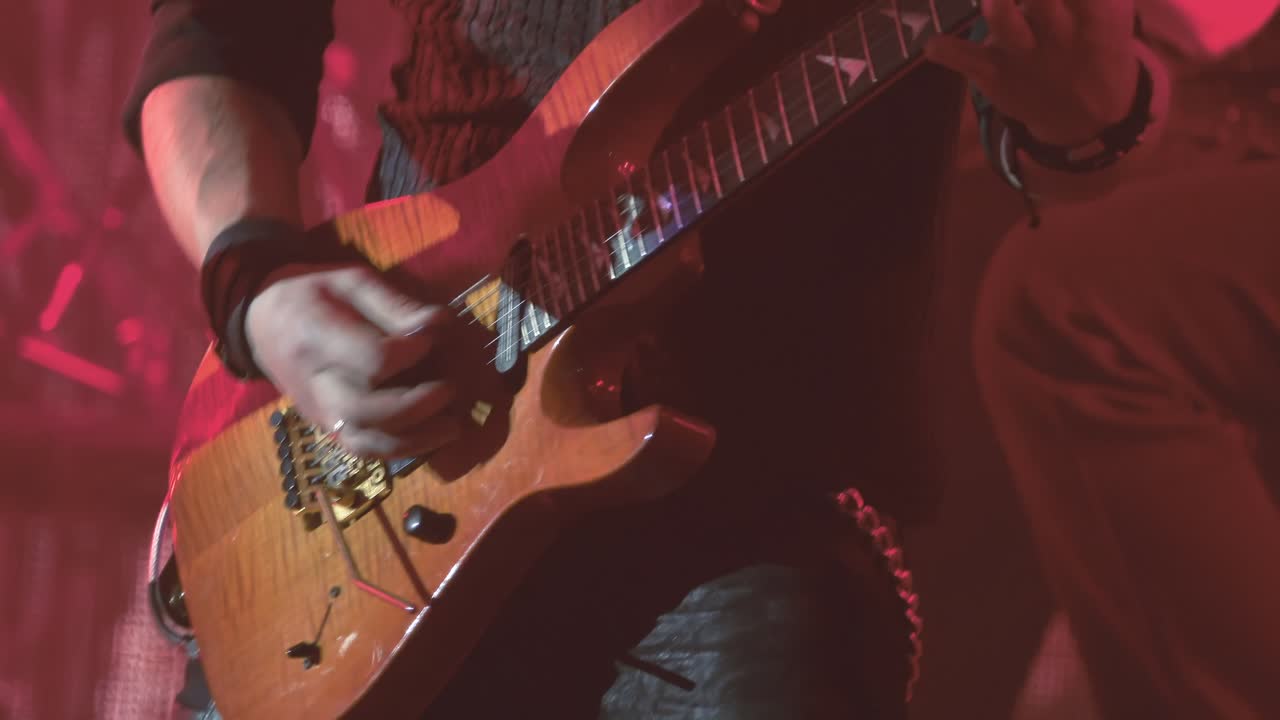 гитарист выступает на сцене