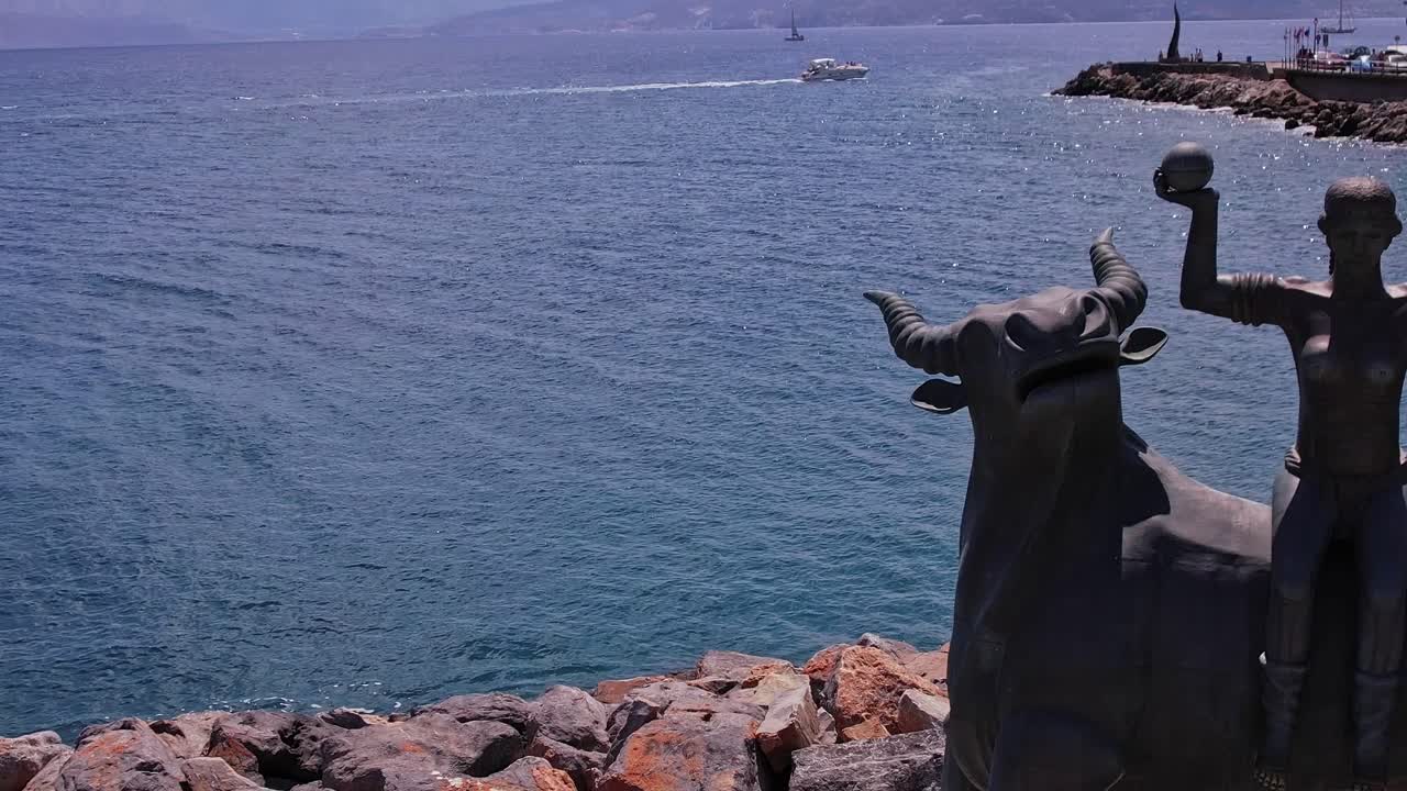 Statua in bronzo di Europa e il toro presso il Mar Mediterraneo