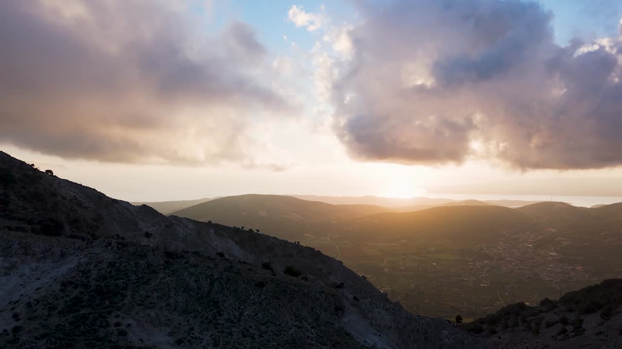 산 계곡 위의 해가 지는 것