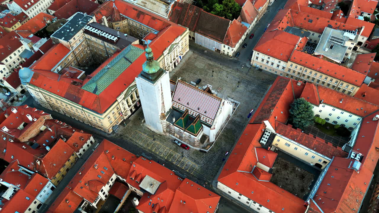 Letecký dronový pohled na Zadar, Chorvatsko. Historické centrum města s kostelem, starými budovami a úzkými uličkami