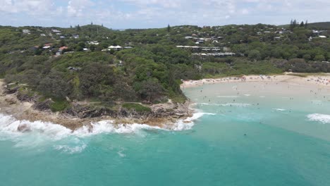 Panorama-Des-überfüllten-Zylinderstrandes,-Der-Im-Sommer-Von-Rettungsschwimmern-Bewacht-Wird---Point-Lookout-Headland,-Minjerribah,-Qld,-Australien