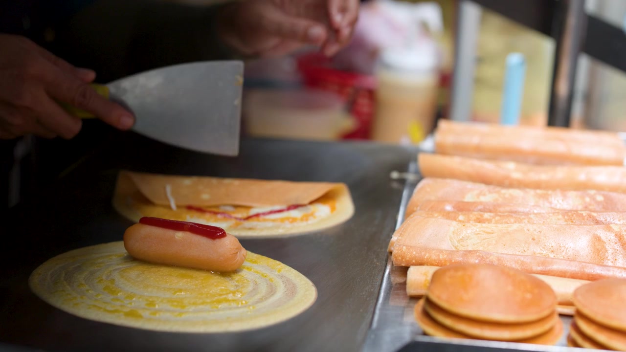 Vendedor de Comida de Rua Preparando Crepe Tailandês com Salsicha
