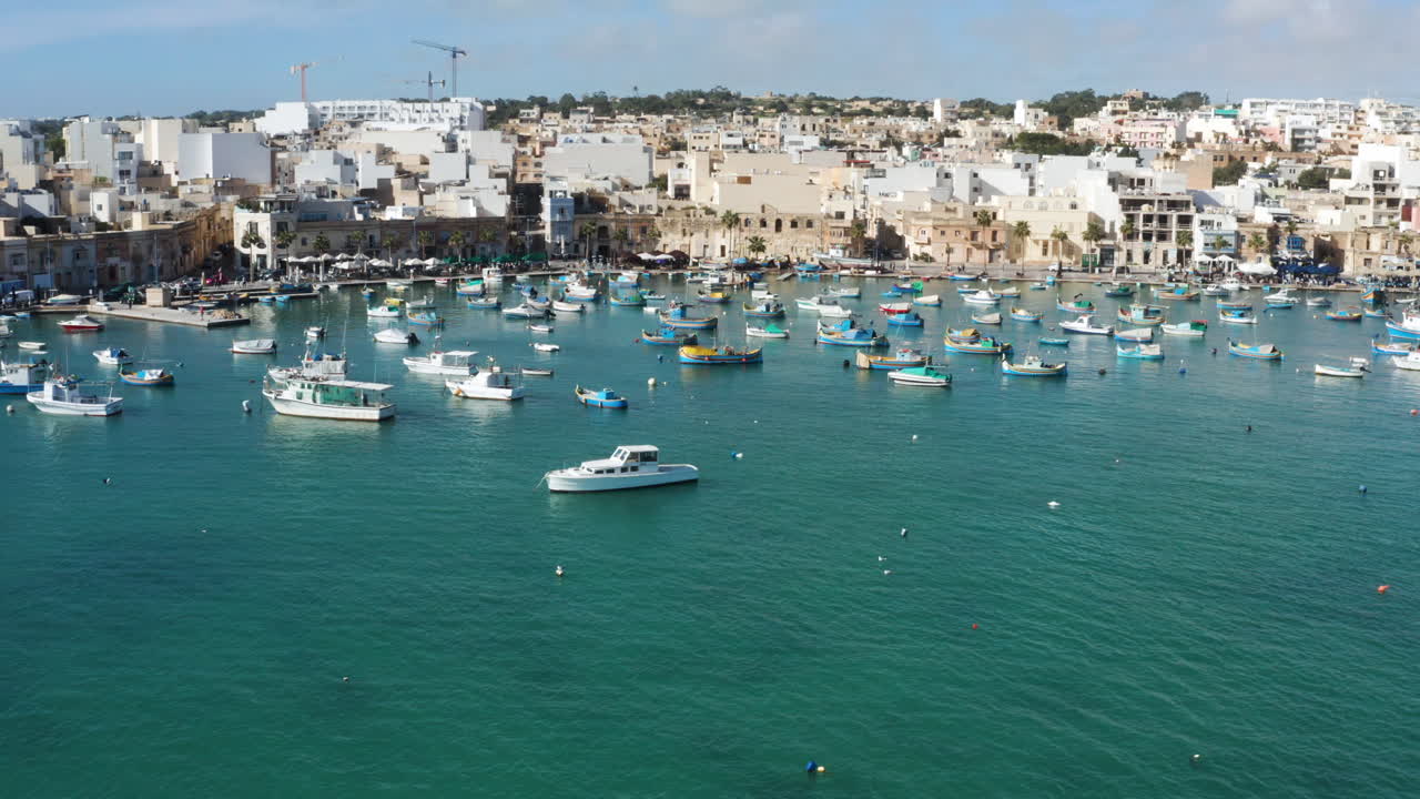 Barche colorate nel porto del villaggio di pescatori mediterraneo di Marsaxlokk, Malta - ripresa aerea con drone