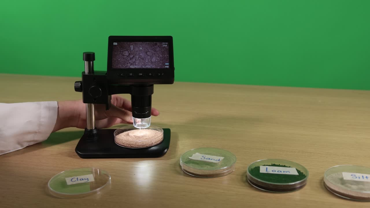 토양 플을 디지털 현미경으로 검사합니다.
