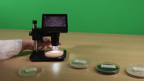 examen de muestras de suelo bajo un microscopio digital