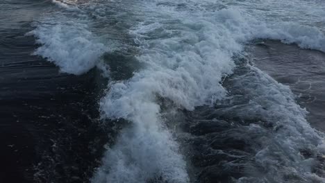 Wasser-Spritzte-Hinter-Der-Fähre,-Als-Sie-Mit-Hoher-Geschwindigkeit-Am-Meer-Entlang-Fuhr