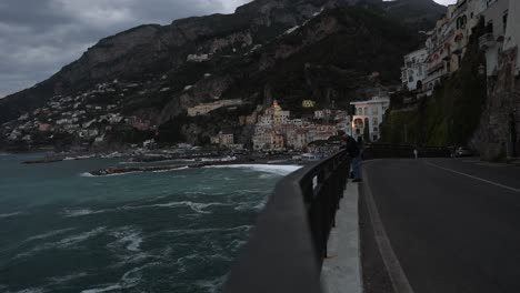 Carretera-A-Lo-Largo-De-La-Costa-De-La-Pintoresca-Costa-De-Amalfi-En-La-Hermosa-Italia,-Estática