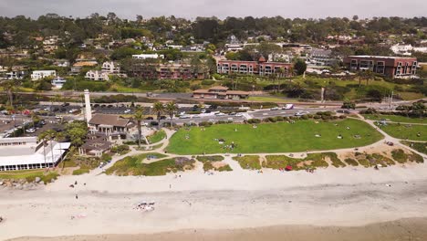 Vista-Aérea-Del-Parque-Powerhouse-Junto-A-La-Playa-De-Arena-En-Del-Mar,-California,-EE.UU.