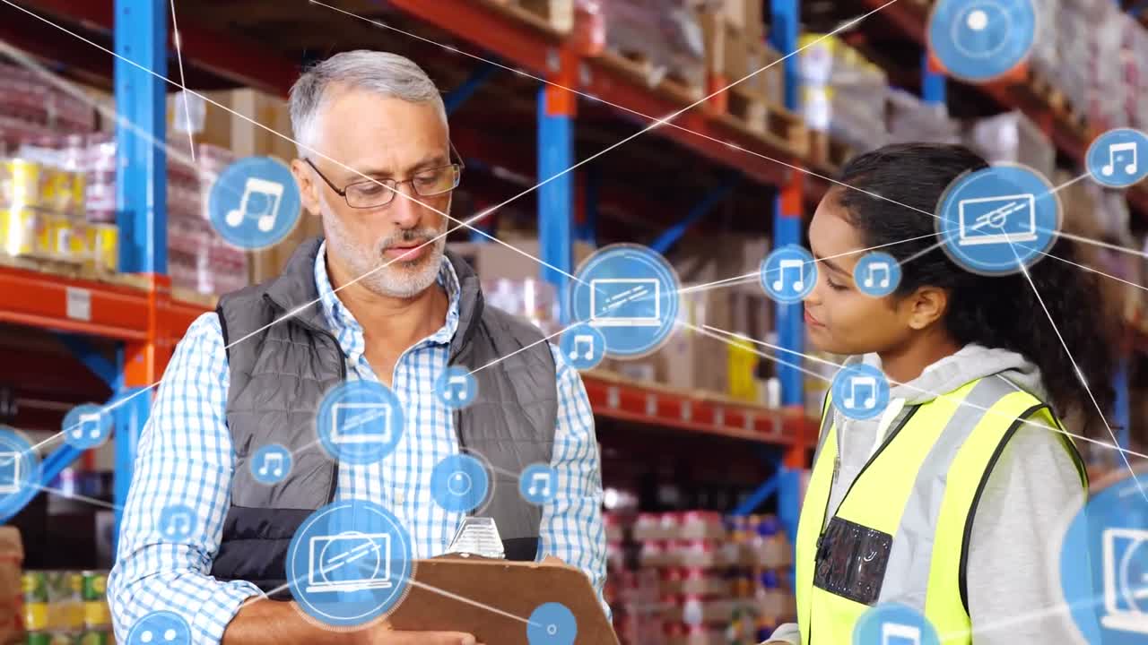 Animazione di una rete di connessioni su un uomo e una donna che lavorano in magazzino