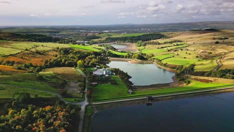 Imágenes-De-Video-De-Drones-Aéreos-Tomadas-En-Ogden-Moor,-Saddleworth-En-Oldham,-Inglaterra,-De-Una-Serie-De-Lagos,-Embalses,-Con-Un-Telón-De-Fondo-De-Páramos,-Bosques-Y-Pastos-De-Tierras-De-Cultivo