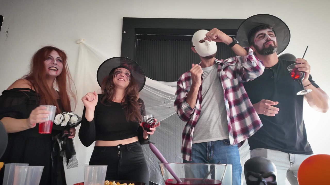 Amici che ballano a una festa di Halloween.