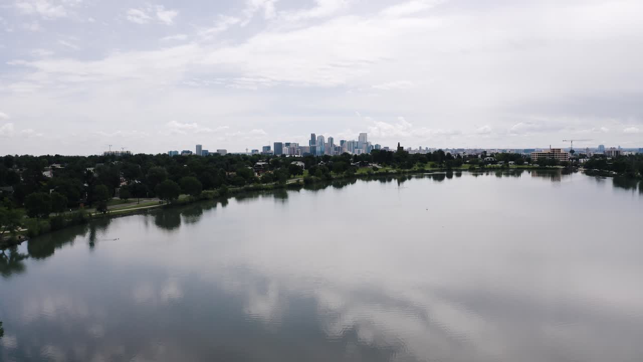 멀리 덴버, 콜로라도에서 슬론 호수와 페니 섬이 앞면에 있는 드론  ⁇