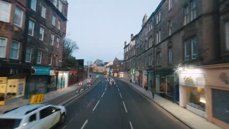 Paseo-Mágico-Al-Atardecer-Por-Las-Encantadoras-Calles-De-Edimburgo-A-Bordo-De-Un-Autobús-De-Dos-Pisos,-Sumergiéndose-En-La-Vibrante-Atmósfera-De-La-Ciudad