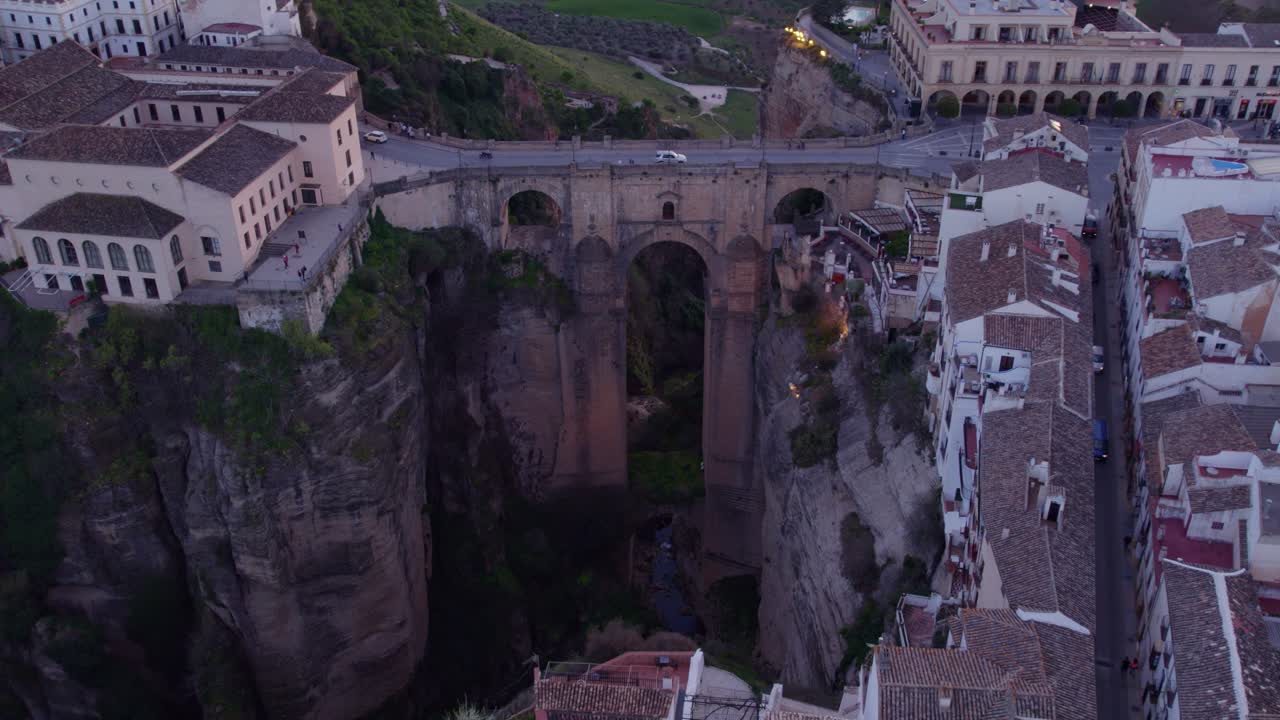 El pintoresco puente de Ronda sobre el cañón del Guadalevín en España