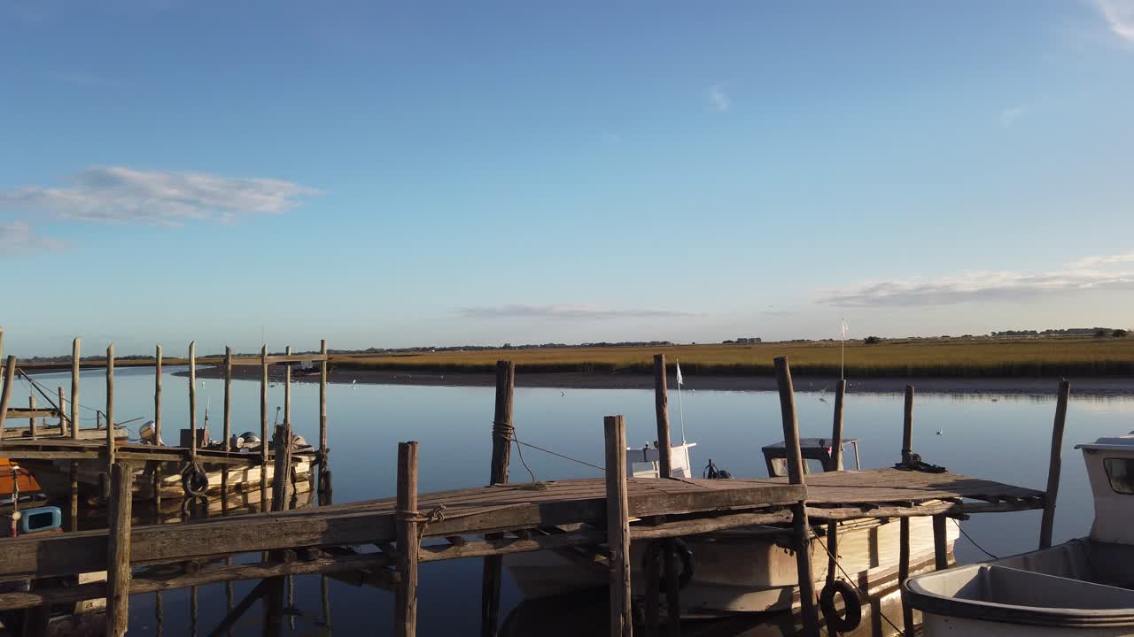 Vista aérea ampla de estuário (ria) em panorama rural, com paisagem aquática refletiva em Buenos Aires, Argentina