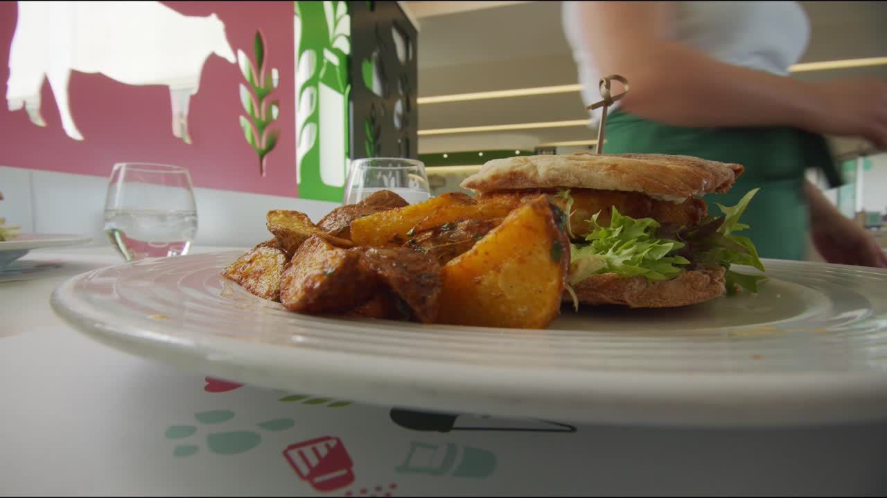 sirviendo comida en restaurante