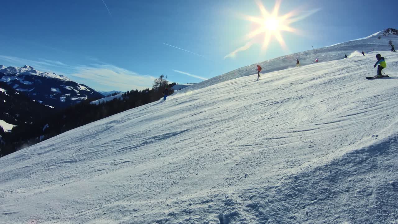 Vista panoramica di un pendio con appassionati di sport invernali