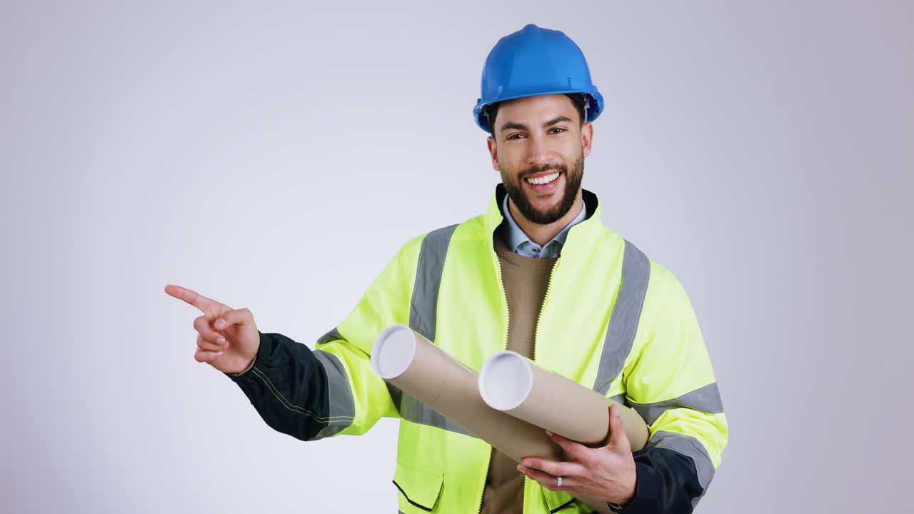 arquitecto, hombre y señalando en el estudio