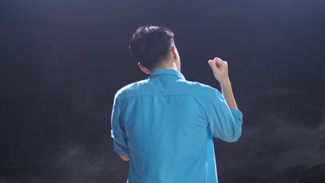 hombre celebrando vista de atrás