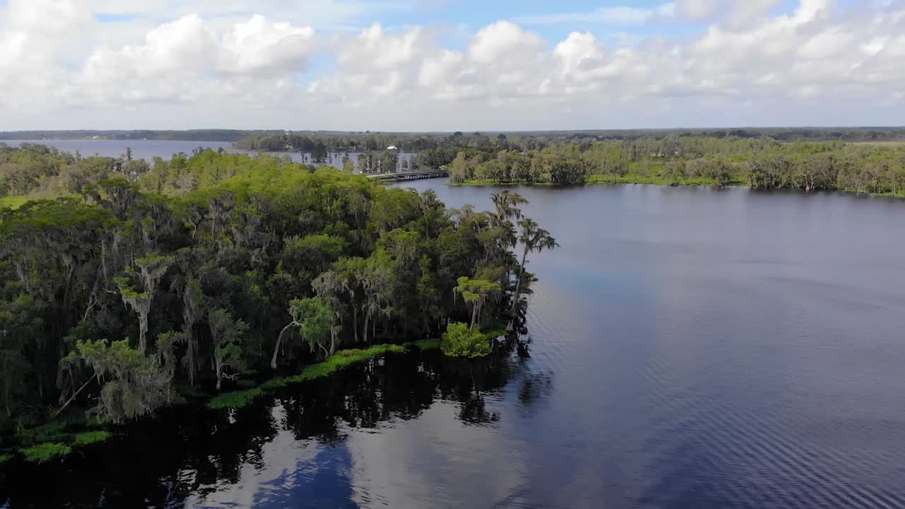 구름이 반사된 아름다운 호수의 공중