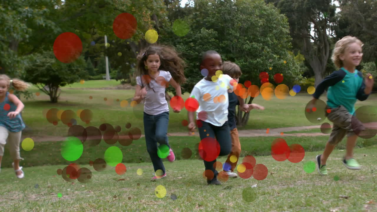 pontos móveis de luz colorida com crianças a correr