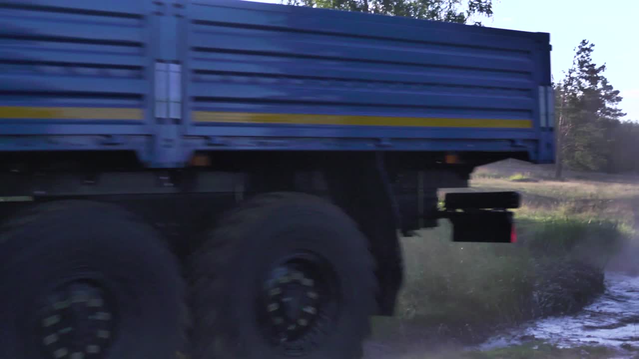 물 과 진 을 가로질러 운전 하는 색 트럭