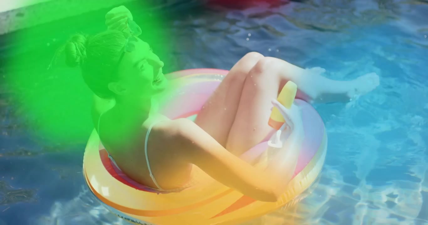 Mulher flutuando em boia, saboreando uma bebida, com sobreposições de cores desvanecendo para marketing de estilo de vida em piscina