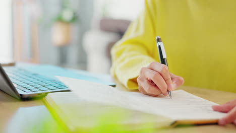 escritura, investigación y computadora portátil con manos de mujer