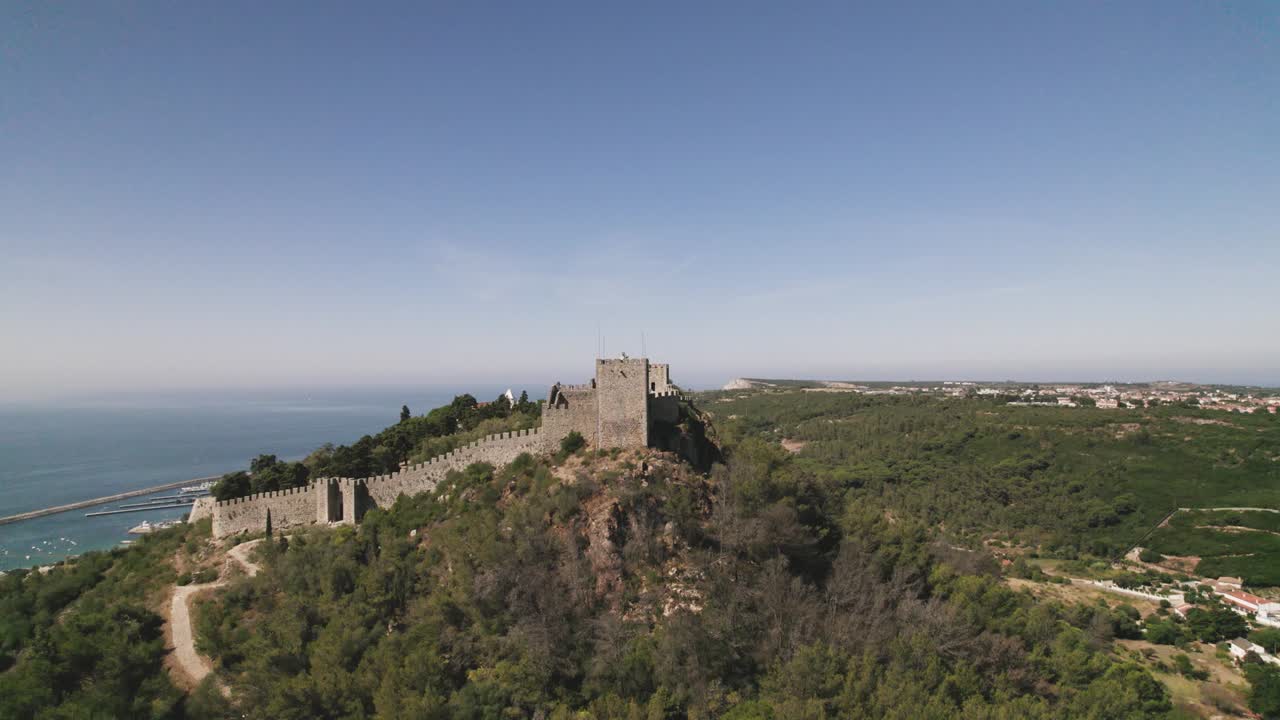 castillo de sesimbra, o castillo de los moros, castillo medieval en un acantilado, sesimbra (portugal)