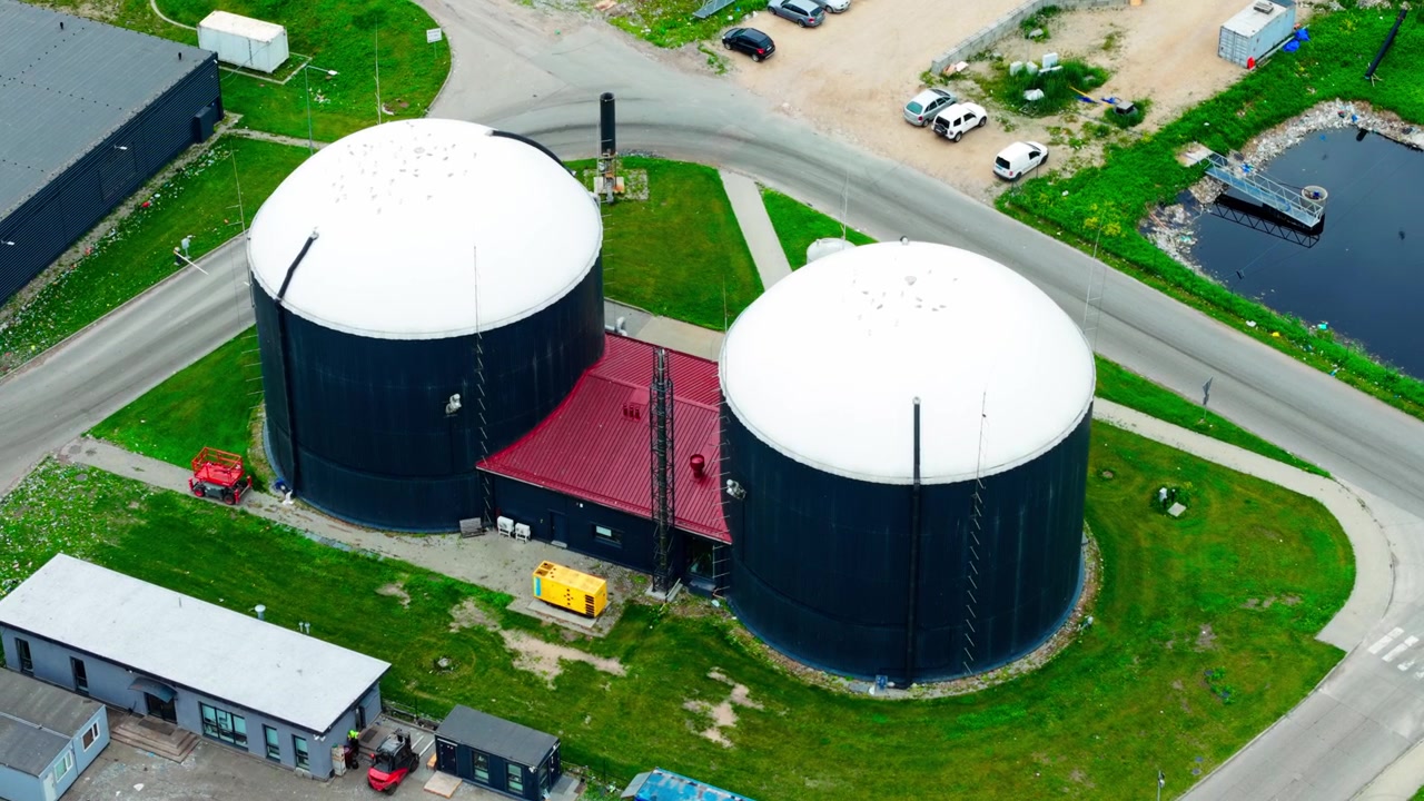 Instalación industrial de biogás que apoya la gestión sostenible de residuos y la energía limpia.