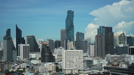 King-Power-Mahanakhon,-Früher-Bekannt-Als-Mahanakhon,-Ist-Ein-Wolkenkratzer-Mit-Gemischter-Nutzung-Im-Zentralen-Geschäftsviertel-Silom-Sathon-In-Bangkok,-Thailand,-Zeitraffer-Von-Wolken-Und-Autos-Tagsüber