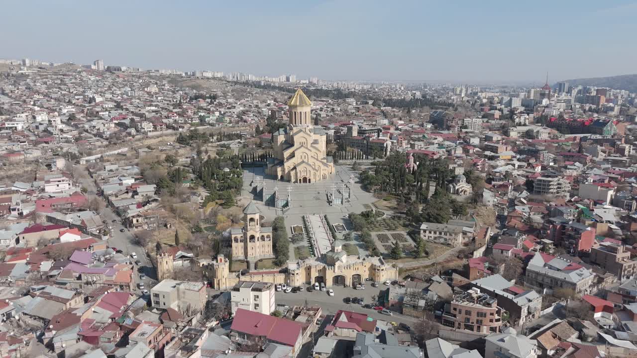 Vista aerea dello skyline della città di Tbilisi con la cattedrale della Santissima Trinità Sameba, Georgia