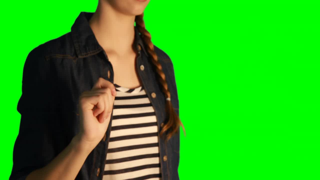 sección media de una mujer usando una pantalla digital 4k