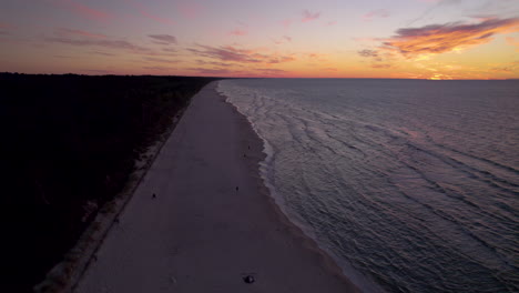 Vista-Aérea-De-La-Costa-De-La-Playa-De-Krynica-Morska-Spit