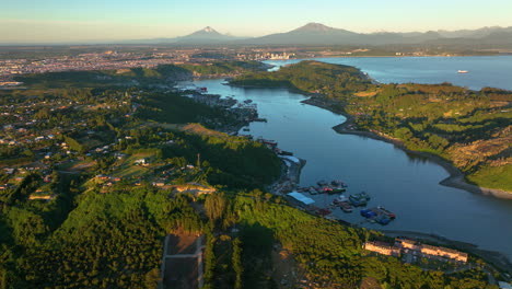 Dolly-Aéreo-Sobre-El-Canal-Tenglo-En-La-Bahía-De-Puerto-Montt-Bañado-Por-La-Luz-Del-Atardecer