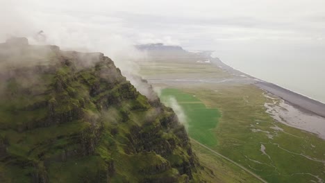 una antena de una montaña con nubes en la cima en islandia