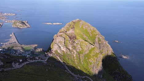 antena de excursionistas en la soleada reinebringen con vistas a los pueblos de la isla en noruega