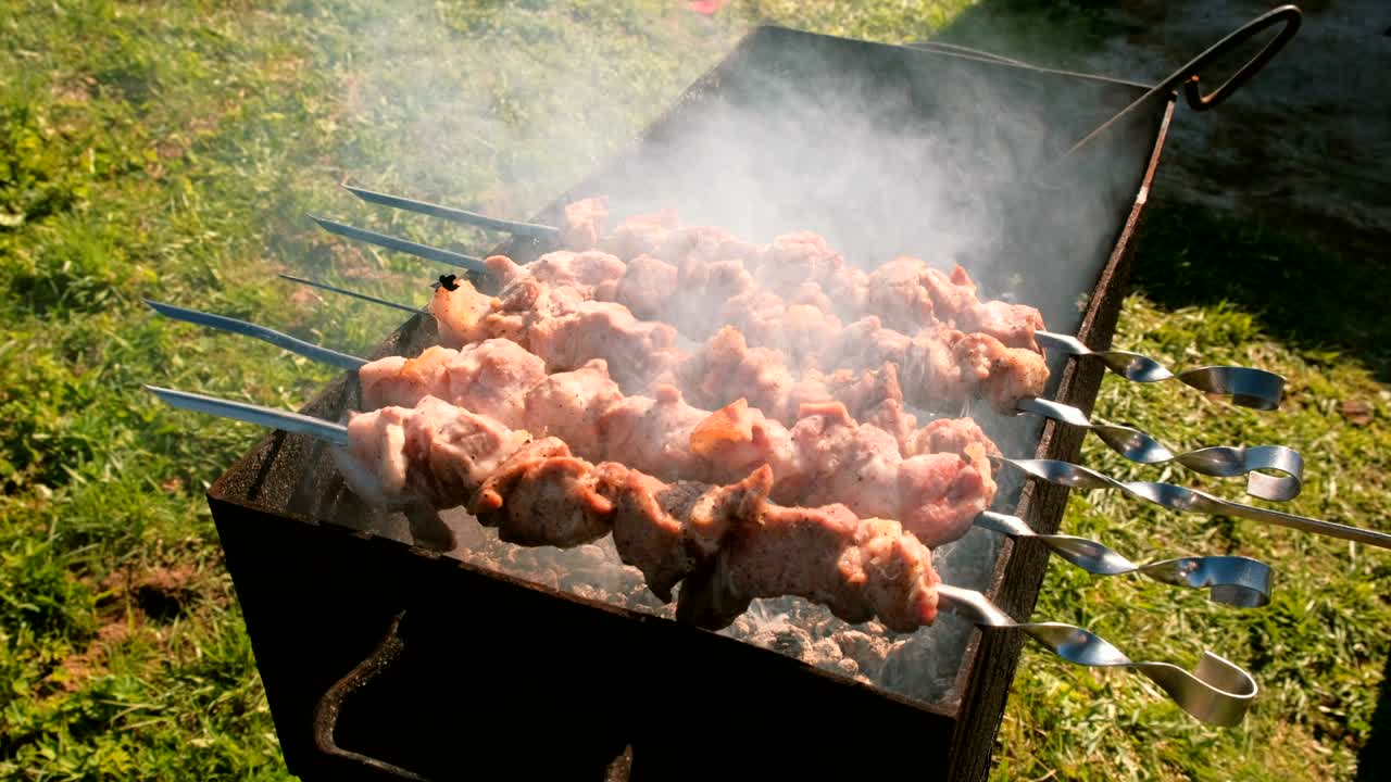 맛있는 고기 바베큐는 나무 석탄 그릴 위에 개에 여 있습니다. 가까운 고기 조각.