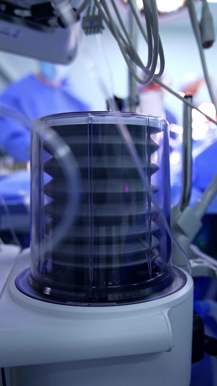 Bomba de Máquina de Ventilación Pulmonar. Equipo Médico Moderno Funcionando Durante Cirugía. Video Vertical