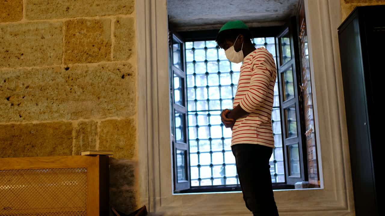 africano orando en la mezquita