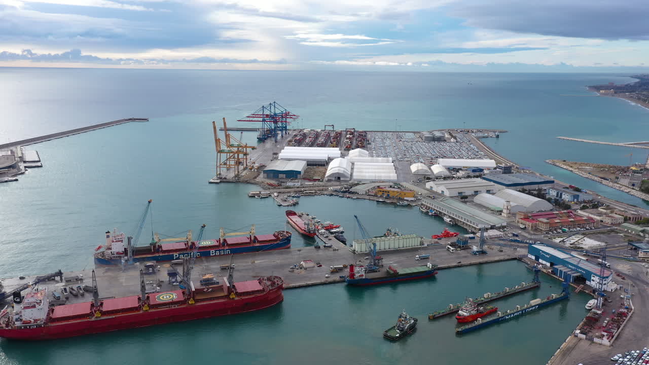 buque de carga en el puerto industrial comercial y de ocio puerto de málaga españa