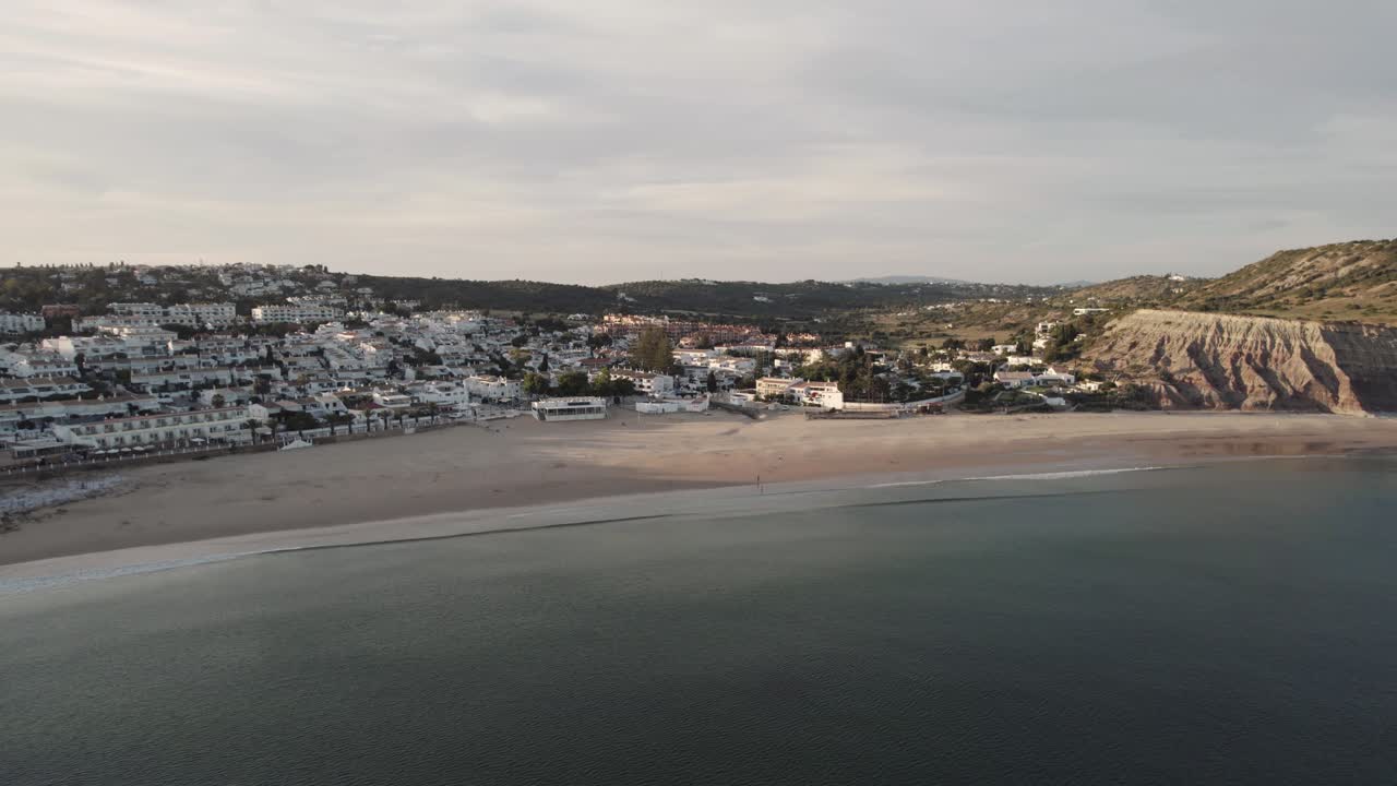 amplia vista de la playa praia da luz al atardecer, algarve, portugal - antena