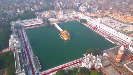 Der-Goldene-Tempel,-Auch-Bekannt-Als-Harimandir-Sahib,-Luftaufnahme-Von-DJI-Mini3Pro-Drone