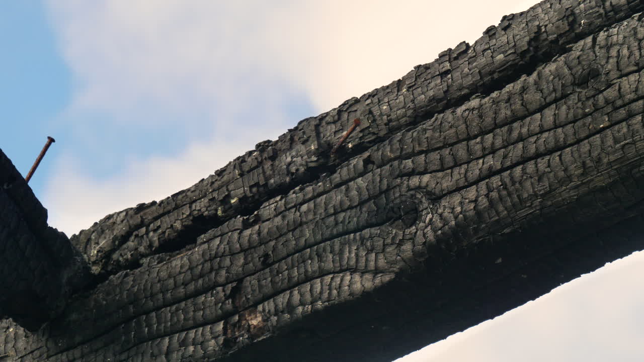 지붕에 탄 나무를 닫습니다