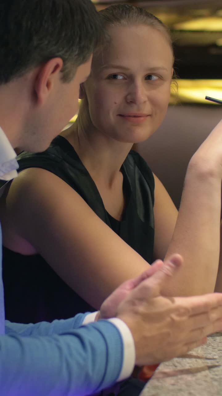 Una pareja en un bar.