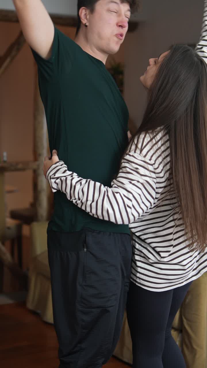 pareja bailando y estirándose en casa