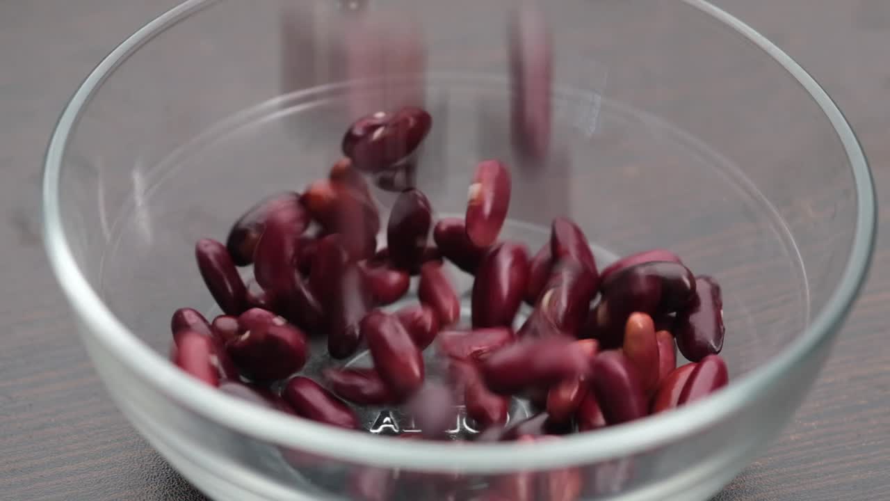 frijoles rojos en un cuenco de vidrio